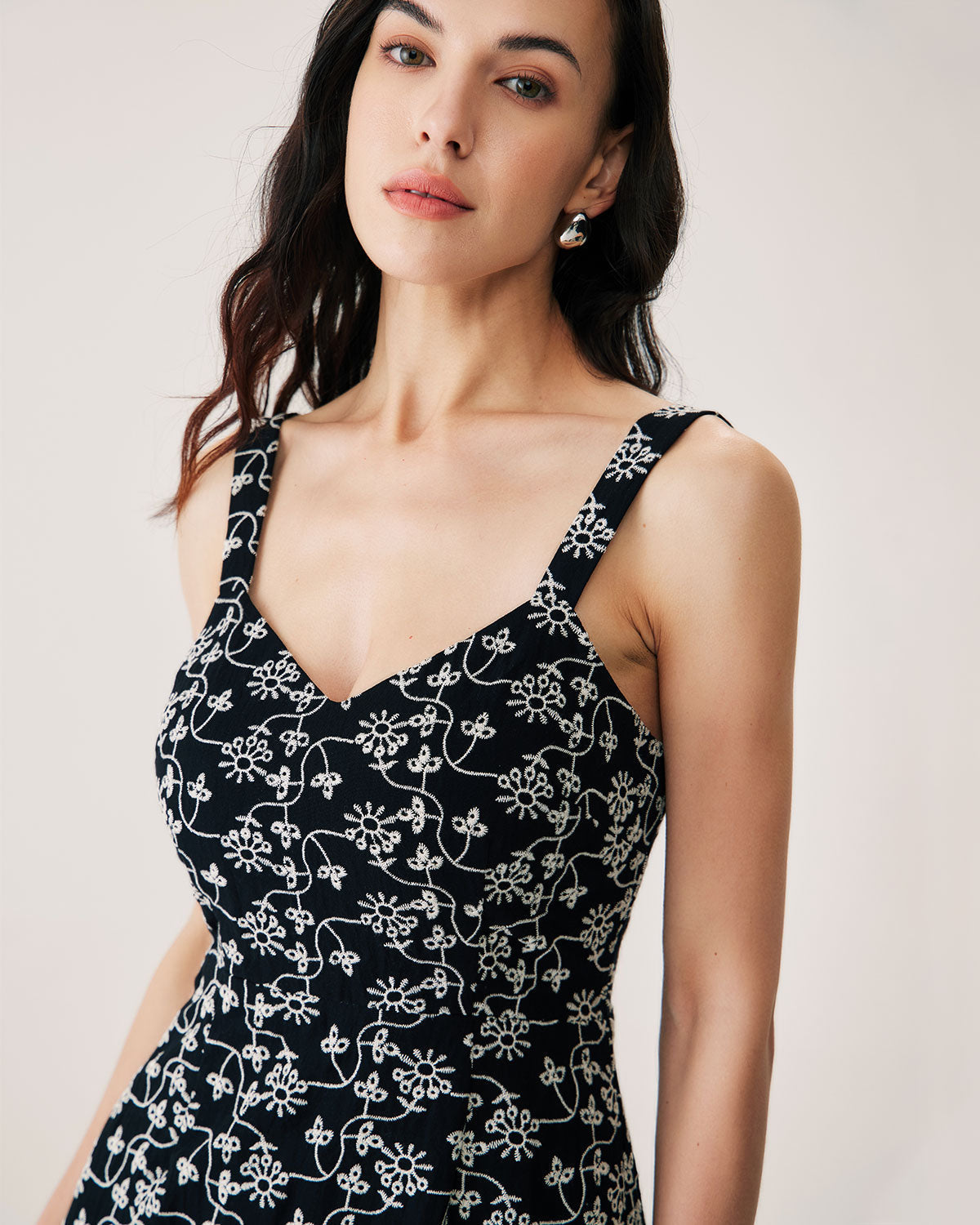 Shewess™ Siyah Çiçek Nakışlı Slip Midi Elbise